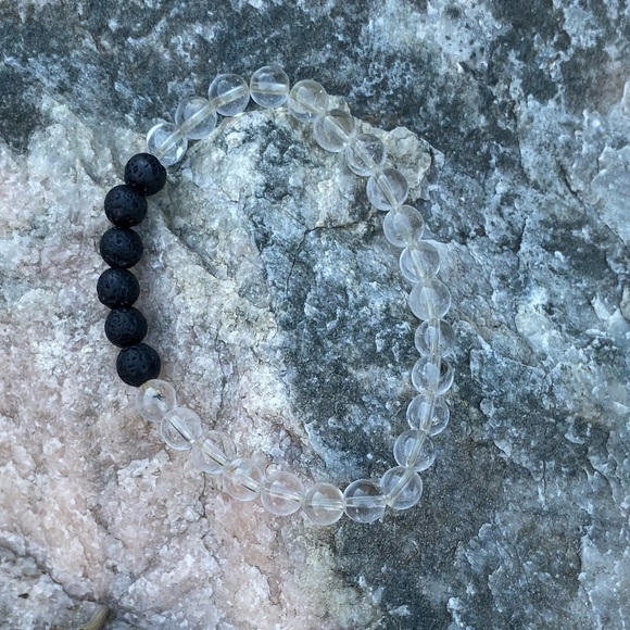 Jewelry - ⚡️White crystal and lava bead diffuser bracelet